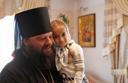 Parintele Mihail Jar (Longhin) tata a peste 400 de suflete, de copii - Parintele Longhin (Mihail Jar) cu o fetita in brate.