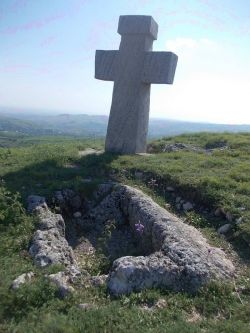 Cruce de piatra pe varful muntelui